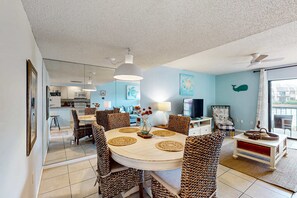 Dining - Condo with shared pool/hot tub and tennis court, free WiFi, walk to the beach (Hilton Head)