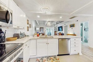 Fridge, microwave, oven, stovetop - Beautiful condo close to tennis/pickleball courts, beach access, golf and pool (Hilton Head)