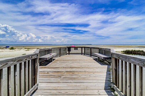 3rd Floor Condo with pools, tennis/pickleball courts, access to beach
