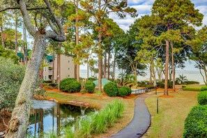 Property grounds - 3rd Floor Condo with pools, tennis/pickleball courts, access to beach (Hilton Head)