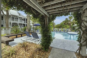 Pool - Pristine Condo with shared pools, hot tub, close to Islander's Beach Park (Hilton Head)