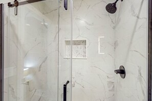 Shower, towels - Snowbird Discounts, Steps to beach, 2.5 Bathrooms, & Coligny (Hilton Head)