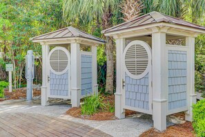 Property grounds - Snowbird Discounts, Steps to beach, 2.5 Bathrooms, & Coligny (Hilton Head)