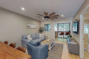 TV, DVD player, offices - Beautiful Condo with pools,  hot tub, sauna,  and water views (Hilton Head)