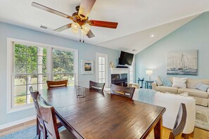 Dining - Golf course view condo near walking trails, Van der Meer & Shipyard beach (Hilton Head)