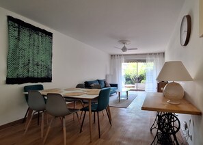 Dining - Bright apartment with garden and swimming pool (Montpellier)