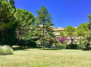 Property grounds - Bright apartment with garden and swimming pool (Montpellier)