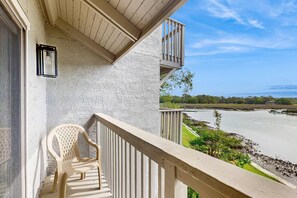 Property grounds - Waterfront condo w/ private balcony, W/D and near beach + marina (Hilton Head)