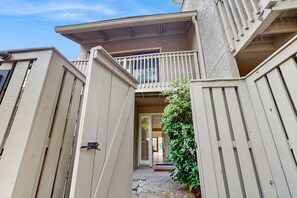 Exterior detail - Waterfront condo w/ private balcony, W/D and near beach + marina (Hilton Head)