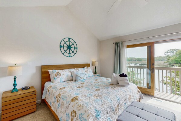 Iron/ironing board, travel cot, WiFi, bed sheets - Waterfront condo w/ private balcony, W/D and near beach + marina (Hilton Head)