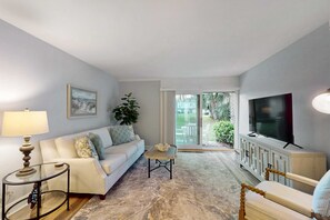TV, offices - Spacious condo with patio, pool, walking distance to beach - near Coligny (Hilton Head)