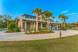 Exterior - Spacious condo with patio, pool, walking distance to beach - near Coligny (Hilton Head)