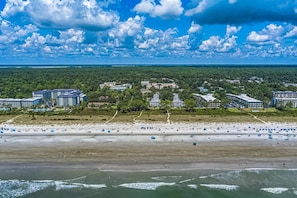 Beach nearby - Spacious condo with patio, pool, walking distance to beach - near Coligny (Hilton Head)