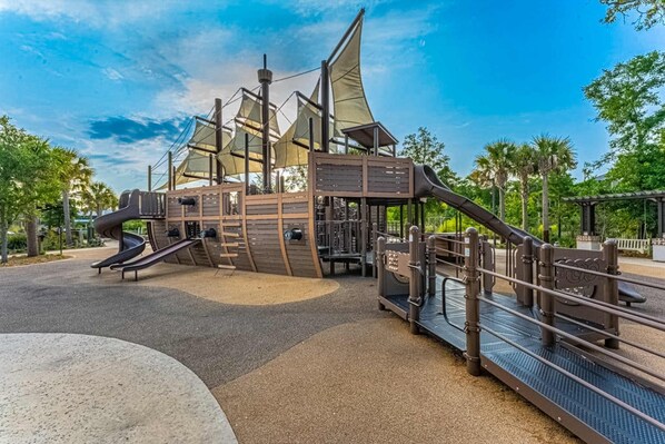 Children’s area - Spacious condo with patio, pool, walking distance to beach - near Coligny (Hilton Head)