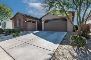 Property grounds - Spacious 4-bedroom house in lovely Tolleson w/2 Full Kitchens & 2 laundry rooms (Tolleson)