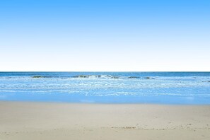 On the beach - Beachfront condo w/ pool, tennis + pickleball, gym & balcony (Hilton Head)