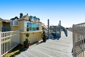 Property grounds - Beachfront condo w/ pool, tennis + pickleball, gym & balcony (Hilton Head)