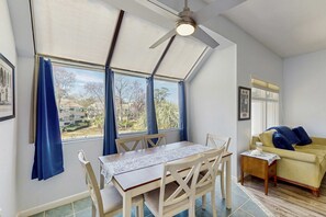 Dining - Lagoon views, shared pool and easy access to Shelter Cove Towne Center (Hilton Head)