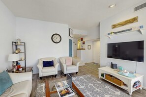 TV - Lagoon views, shared pool and easy access to Shelter Cove Towne Center (Hilton Head)