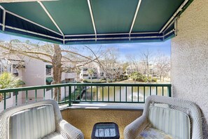 Property grounds - Lagoon views, shared pool and easy access to Shelter Cove Towne Center (Hilton Head)