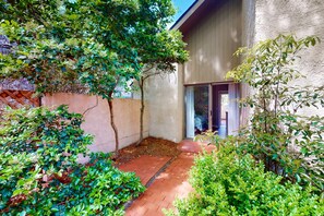 Exterior - Comfortable getaway with pool, full kitchen, AC, Internet — near the ocean (Hilton Head)