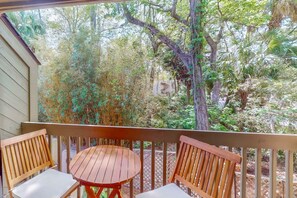 Property grounds - Comfortable getaway with pool, full kitchen, AC, Internet — near the ocean (Hilton Head)