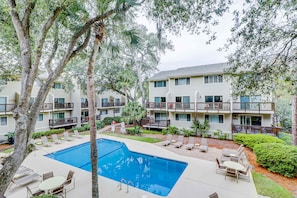 Pool - Comfortable getaway with pool, full kitchen, AC, Internet — near the ocean (Hilton Head)