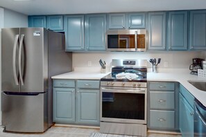 Refrigerador, microondas, horno y parrilla de estufa