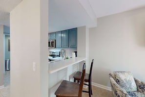 Interior - Comfortable getaway with pool, full kitchen, AC, Internet — near the ocean (Hilton Head)