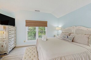 Desk, WiFi, bed sheets - Charming condo with lagoons views, shared pool, golf nearby, and deck (Hilton Head)