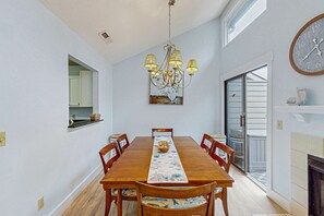 Dining - Charming condo with lagoons views, shared pool, golf nearby, and deck (Hilton Head)