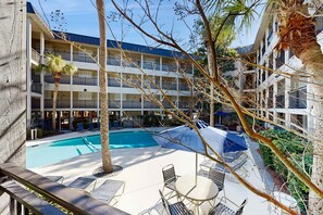 Ett hotell med flera våningar, en swimmingpool, utomhusplats och balkonger.