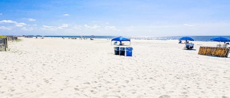 På stranden