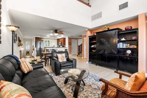 Condo, nhiều giường, ban công, quang cảnh núi (Palm Villas at Mauna Lani F23) | Khu phòng khách