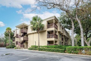 Exterior - Coastal 2BR 2 Bathroom with pool, balcony - next to Coligny Plaza & beach (Hilton Head)
