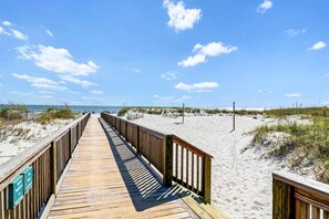 On the beach - Cozy condo with balcony, pools, shared tennis and internet (Hilton Head)