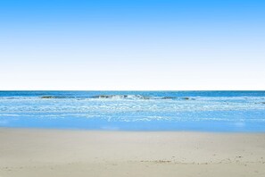 On the beach - Cozy condo with balcony, pools, shared tennis and internet (Hilton Head)
