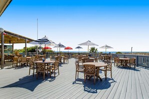 Outdoor dining - Cozy condo with balcony, pools, shared tennis and internet (Hilton Head)