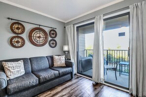TV, DVD player, offices - Cozy condo with balcony, pools, shared tennis and internet (Hilton Head)