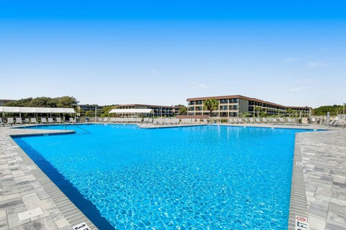 Cozy condo with balcony, pools, shared tennis and internet