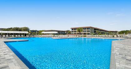Cozy condo with balcony, pools, shared tennis and internet