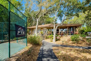 Exterior - Cozy condo with balcony, pools, shared tennis and internet (Hilton Head)