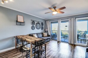 TV, DVD player, offices - Cozy condo with balcony, pools, shared tennis and internet (Hilton Head)