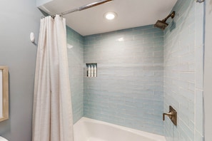 Shower, hair dryer, towels - Sea Pines Home with firepit, deck and close to Lawton Stables (Hilton Head)