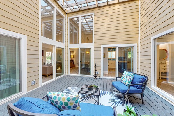 Terrace/patio - Sea Pines Home with firepit, deck and close to Lawton Stables (Hilton Head)
