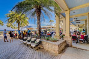 Outdoor dining - Gorgeous Sea Pines home- Private pool, beach gear, on beach path (Hilton Head)