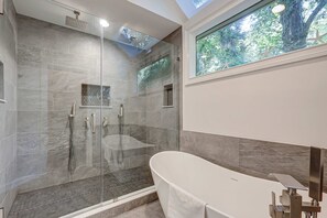 Shower, hair dryer, towels - Gorgeous Sea Pines home- Private pool, beach gear, on beach path (Hilton Head)