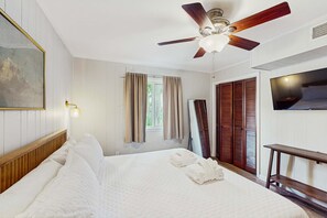 Iron/ironing board, WiFi, bed sheets - Condo 1 block from Coligny Plaza with on-site pool, balcony, & W/D (Hilton Head)
