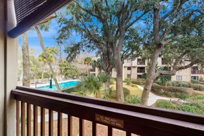 Property grounds - Condo 1 block from Coligny Plaza with on-site pool, balcony, & W/D (Hilton Head)