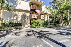 A building with a sign indicating 'BUILDING B' and a parking lot with marked spaces. - Condo 1 block from Coligny Plaza with on site pool, balcony, Washer, Dryer (Hilton Head)
